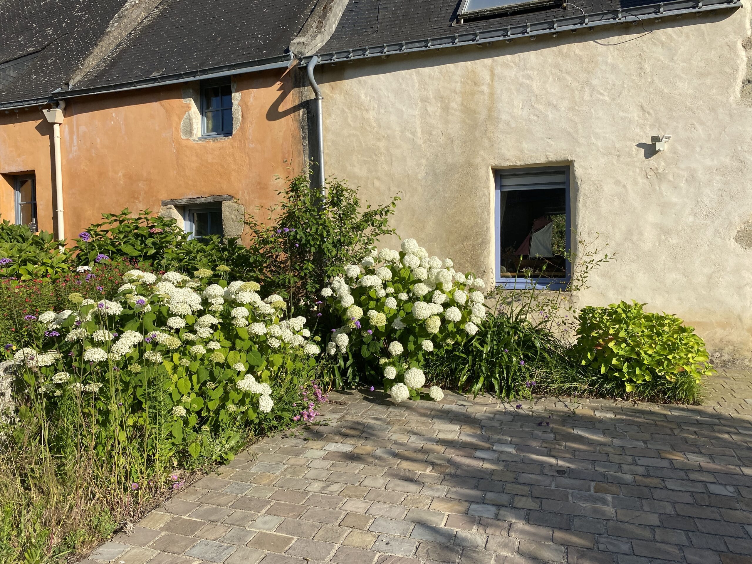 Aménagement d’un parking pavés contemporain