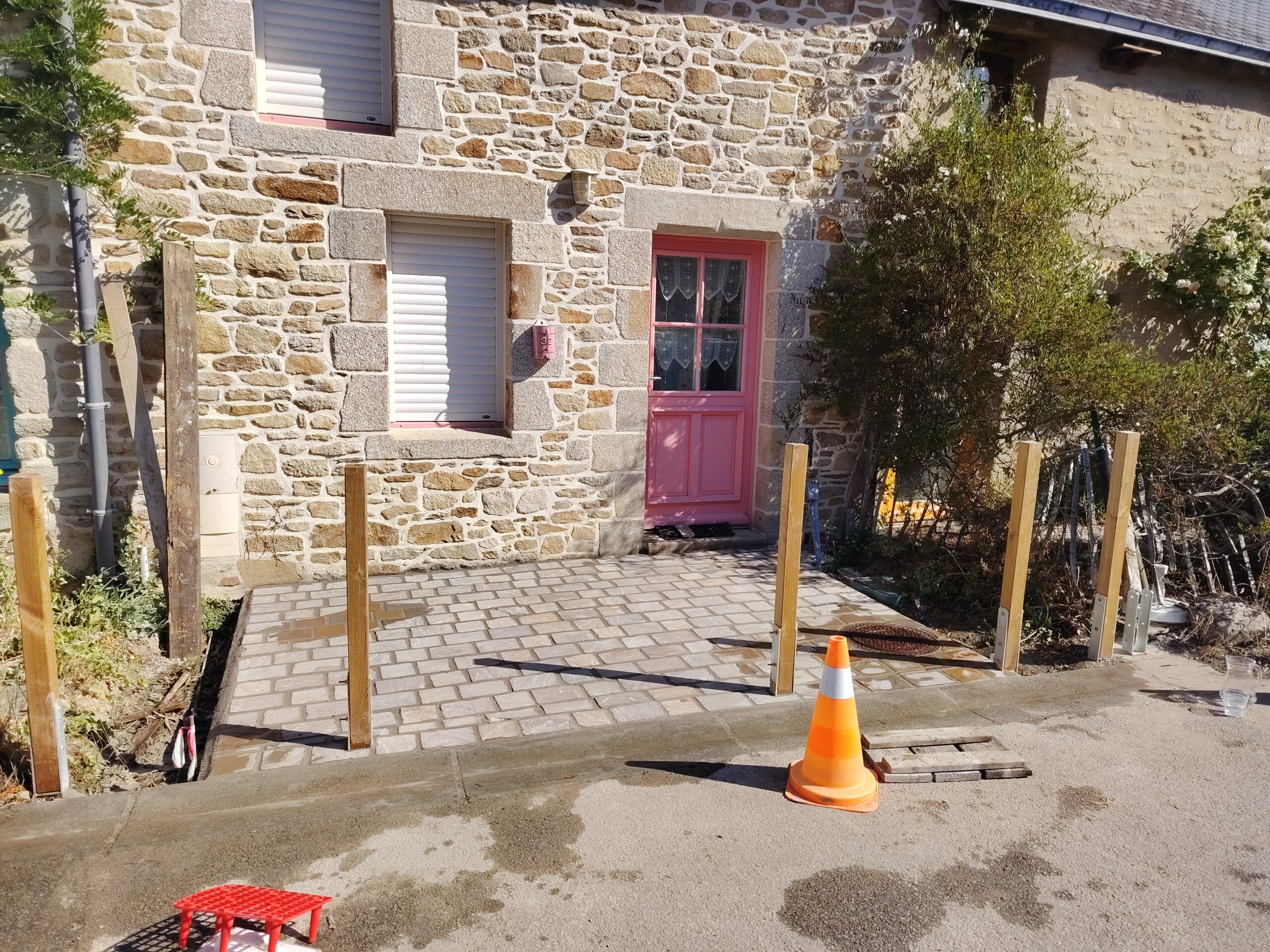 Terrasse en pavés dans un jardin sec