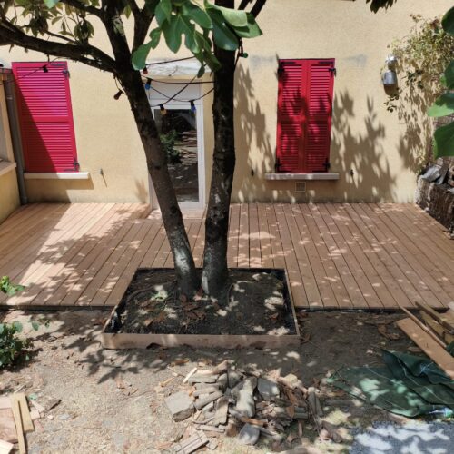 Terrasse en pin Douglas dans un jardin à Angers