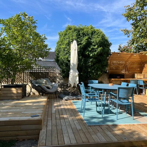 Terrasse en châtaignier dans un jardin à Angers