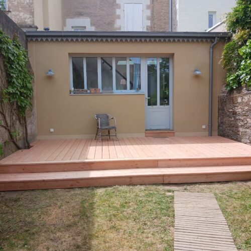 Terrasse en Douglas sur pieux en châtaignier à Angers