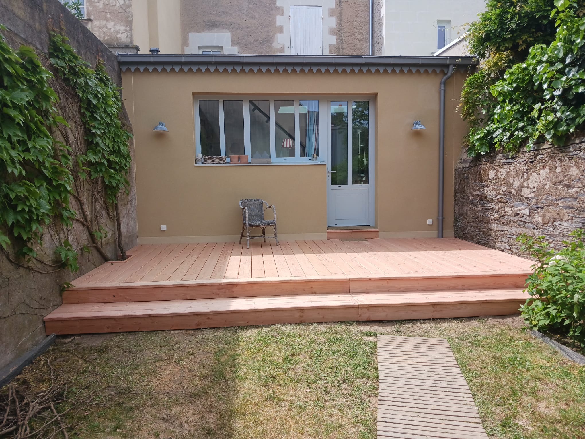 Terrasse en Douglas sur pieux en châtaignier à Angers