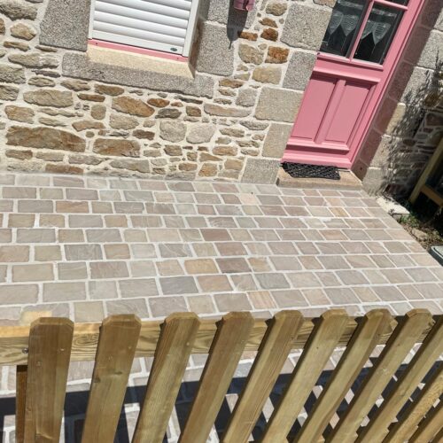 Jardin sec avec terrasse en pavés et massifs plantés